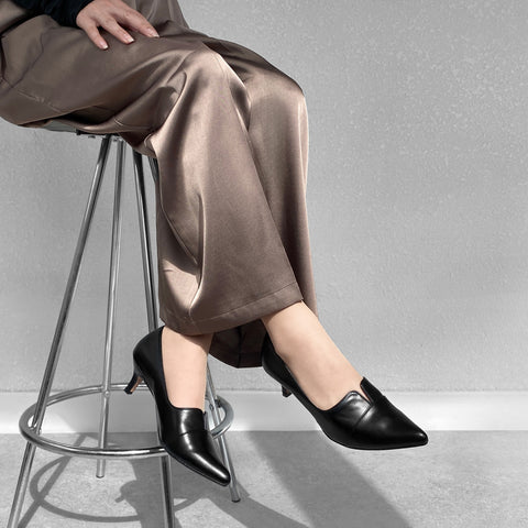 2025AWBI:ポインテッドトゥ 切替 パンプス(5154)ブラック/mamian(マミアン)