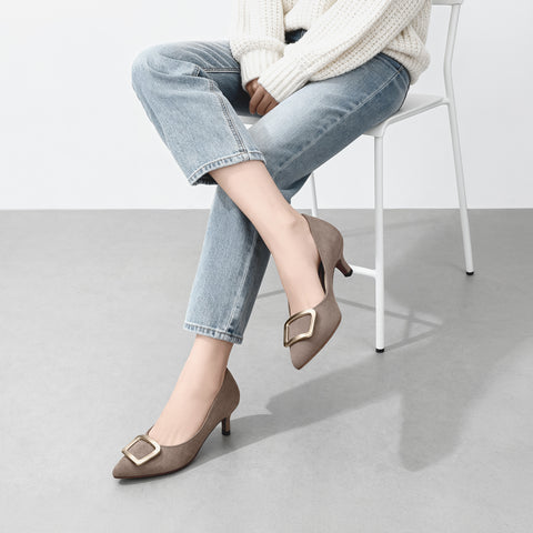 2025AW:ポインテッドトゥ バックル パンプス(m55224)グレージュS/mamian(マミアン)