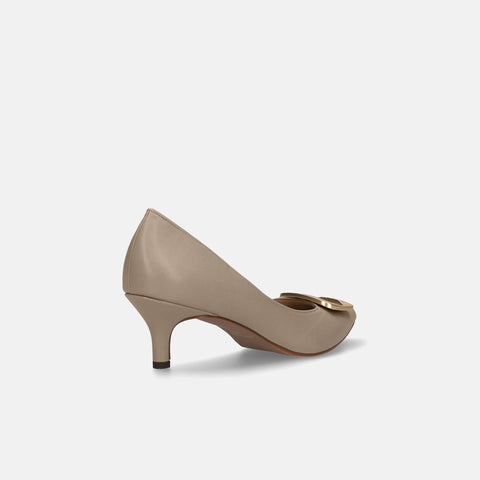 2025AW:ポインテッドトゥ バックル パンプス(m55224)グレージュ/mamian(マミアン)