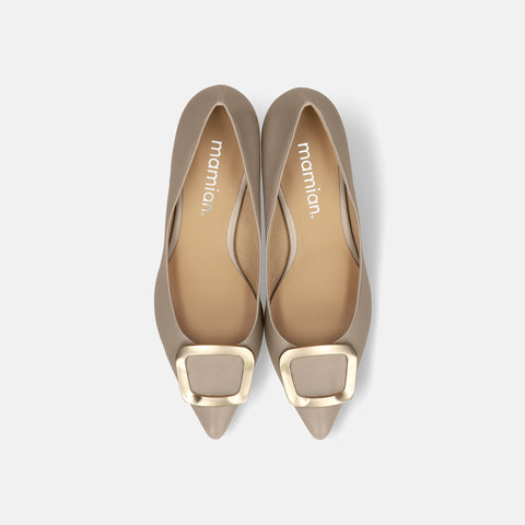 2025AW:ポインテッドトゥ バックル パンプス(m55224)グレージュ/mamian(マミアン)