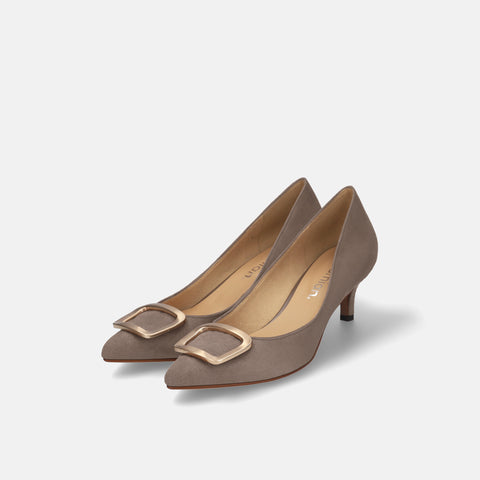 2025AW:ポインテッドトゥ バックル パンプス(m55224)グレージュS/mamian(マミアン)