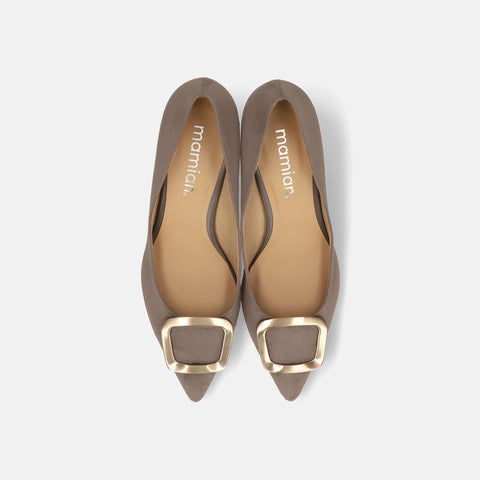 2025AW:ポインテッドトゥ バックル パンプス(m55224)グレージュS/mamian(マミアン)