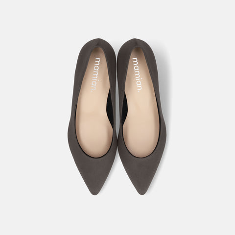 予約:2025AW:ポインテッドトゥ スエードパンプス(m55225)チャコールS/mamian(マミアン)